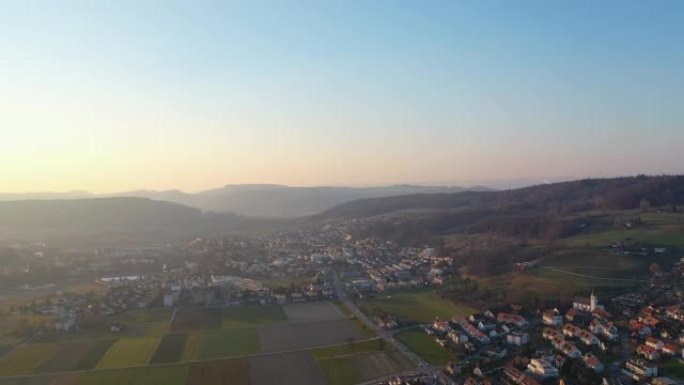 在阿尔高州一个名为Obersiggenthal的小村庄上空，乘坐无人机进行了令人惊叹的飞行。多么美丽