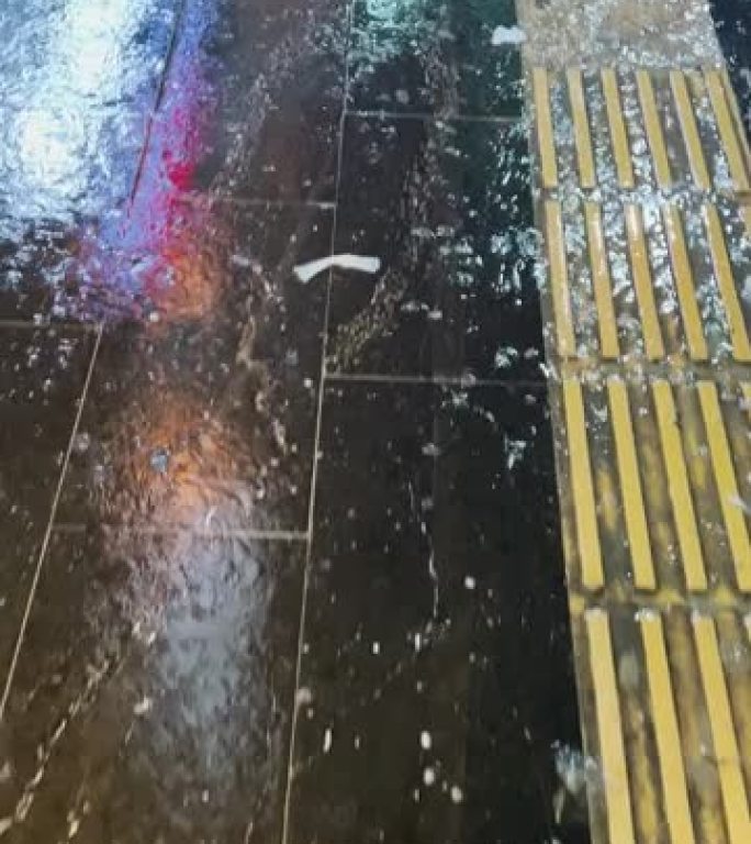 夜间下雨天在街上高速拍摄水坑