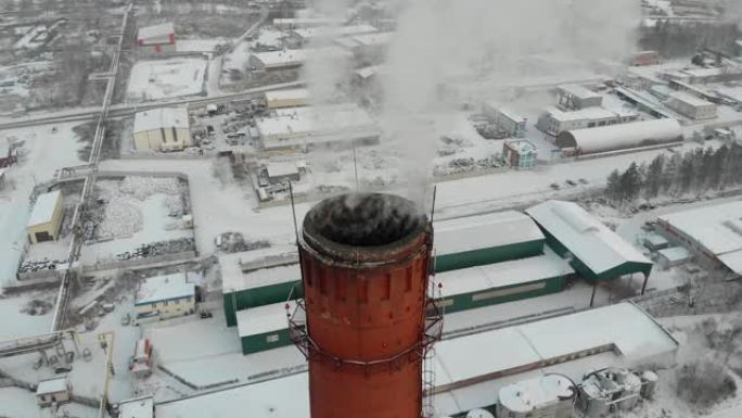 冬季白烟电厂管道的鸟瞰图。烟囱内的极端特写视图。空气污染环境