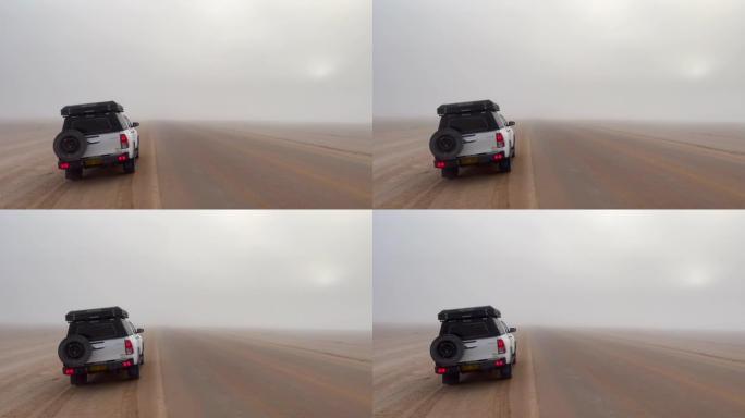 路边的汽车停在沙漠里。白色越野车越野汽车。晨雾