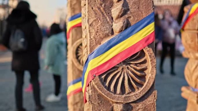 罗马尼亚雅西以罗马尼亚国旗制作的民族风格石柱。