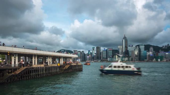 维多利亚港的船只和中国香港著名的香港天际线的延时视图