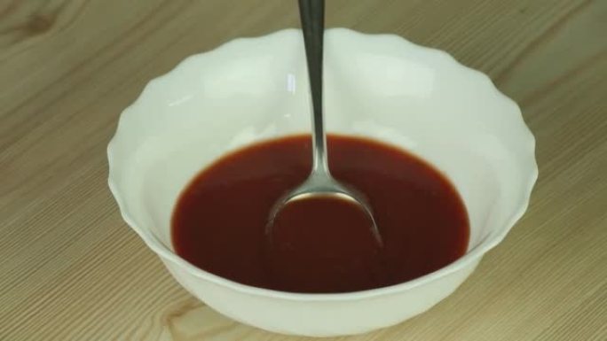 白碗中的番茄酱