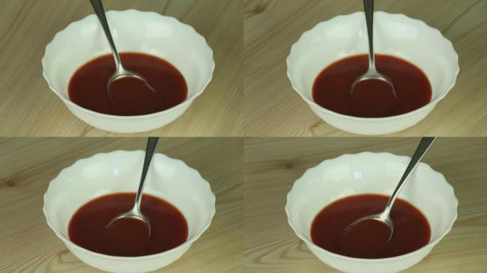 白碗中的番茄酱