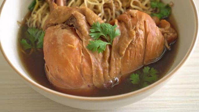 棕色汤碗红烧鸡肉面条 -- 亚洲美食风格