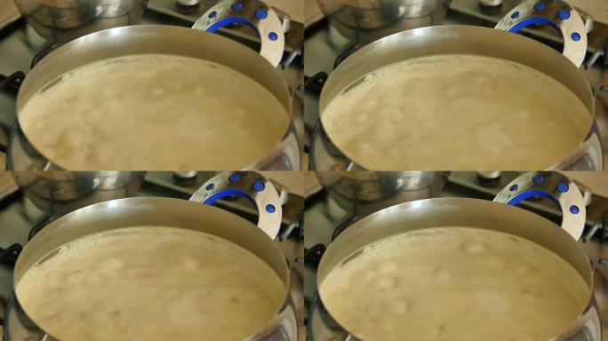 美味的土耳其 (yayla) 酸奶汤，不含薄荷，特写
在锅里煮沸的非常热的酸奶汤，