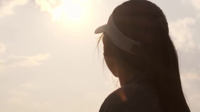 女跑步者在日落时分在大自然中放松。体力不支的女人慢跑后休息。