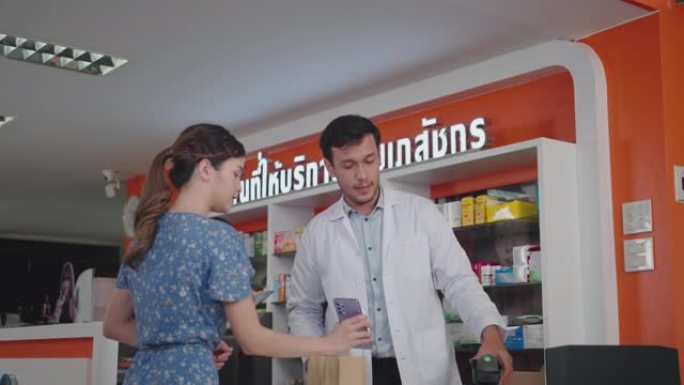 男子收银员在智能手机上扫描条形码进行非接触式支付。数字钱包