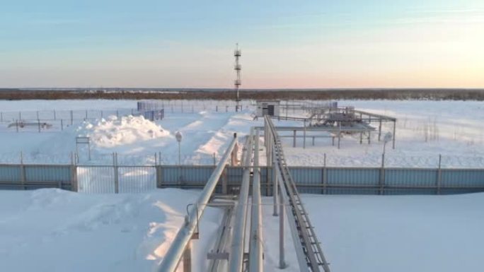 一架无人机飞越西伯利亚一个油气田的一条管道，一条天然气管道。俄罗斯或加拿大的天然气储量。世界上不断上