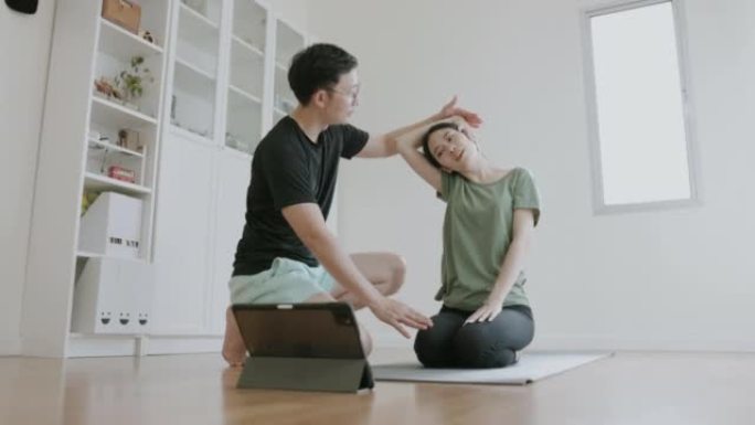 姐姐和哥哥在家尝试瑜伽的周末活动。