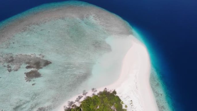 无人机在热带沙洲上空飞行，绿松石和蓝色的水，珊瑚，一些船和白沙。印度洋风景如画的岛屿、马尔代夫、拉斯