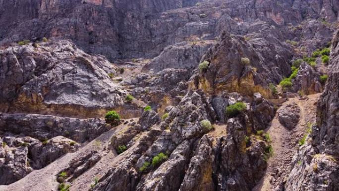 山里的峡谷，巨大的尖锐岩石，土耳其的地质奇迹，鸟瞰图