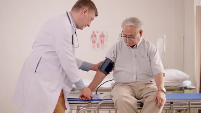 专业的男性护理人员使用血压监测设备检查高级男性患者血压，以评估心脏病和中风的风险