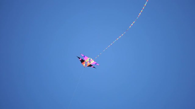 特写慢动作彩色风筝在天空舒适的和平镜头