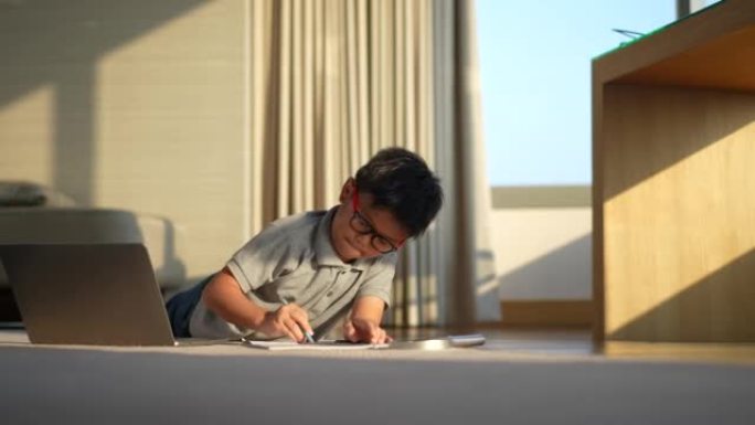 亚洲孩子在摩天大楼学习和在线学习。新常态的概念研究与检疫