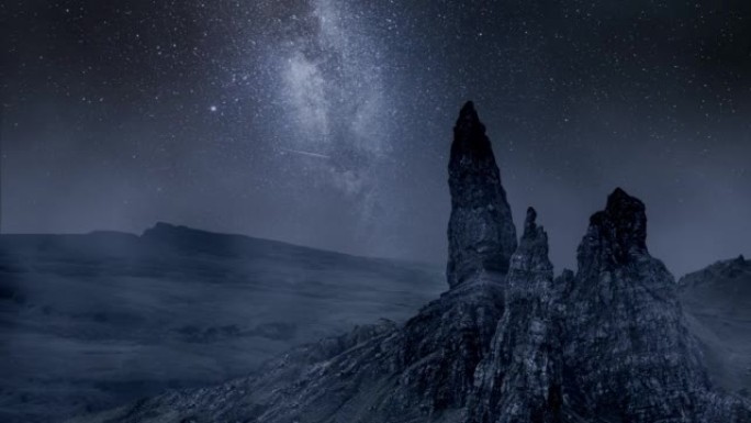 夜间在苏格兰斯托尔老人上空的银河系