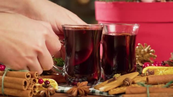 玻璃杯、谷胱甘肽和肉桂特写热酒。八角甜红葡萄酒。传统的冬季饮料。圣诞假期和新年时间概念。