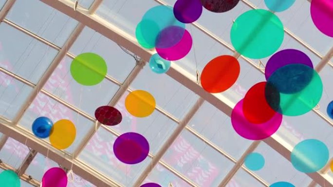 购物中心屋顶下的抽象彩色背景。