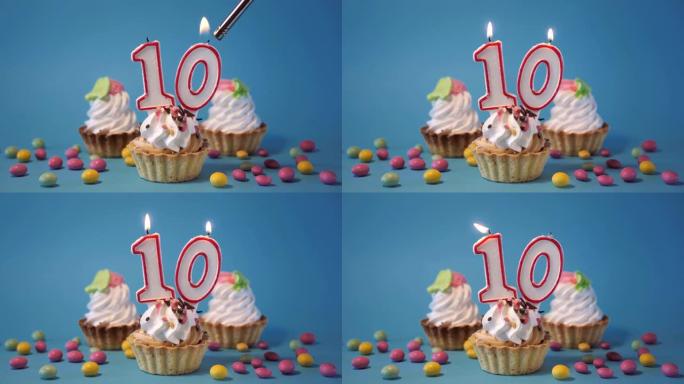 蛋糕，生日蛋糕，蓝色背景上有10号，10号燃烧蜡烛。