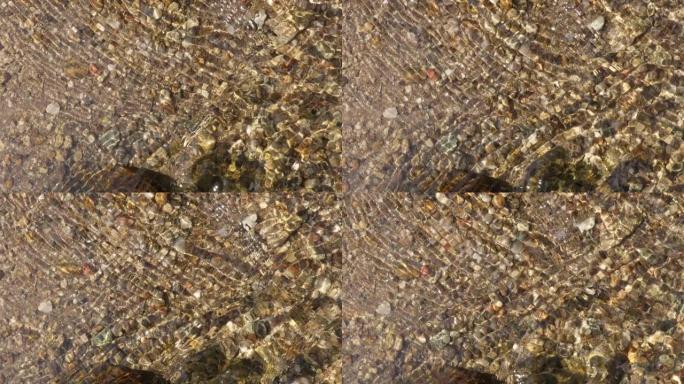 在森林和岩石中流动的溪流水