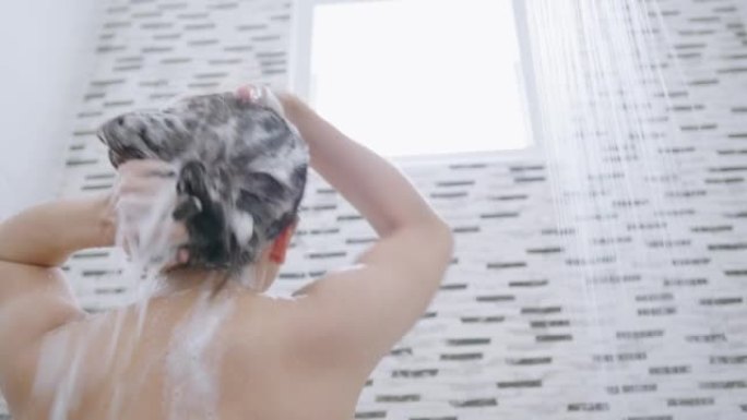 女人洗澡洗头发，她感到很放松