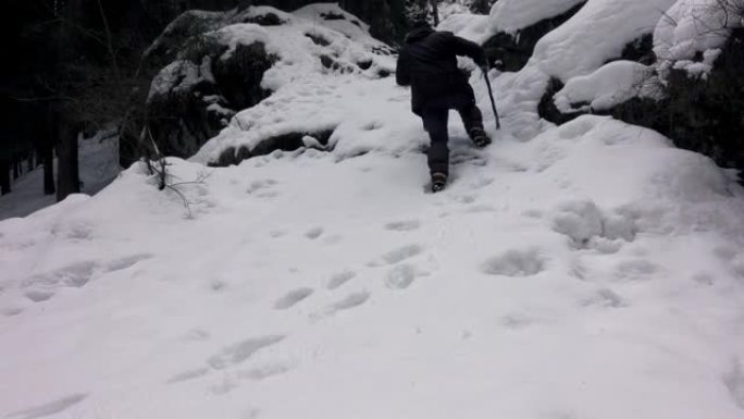 登山男子攀登雪坡