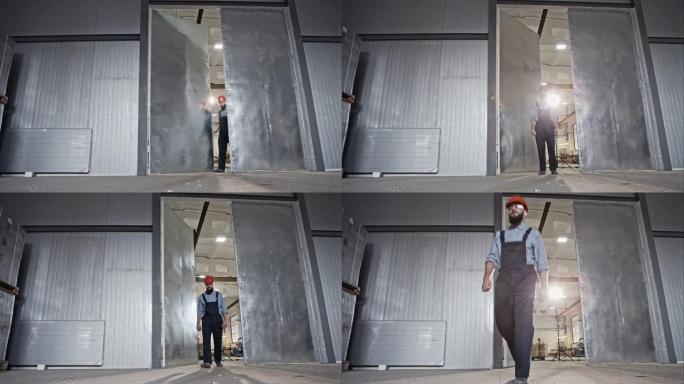 一个大仓库商店里戴着防护头盔的工人打开门，经过摄像机。原始视频记录