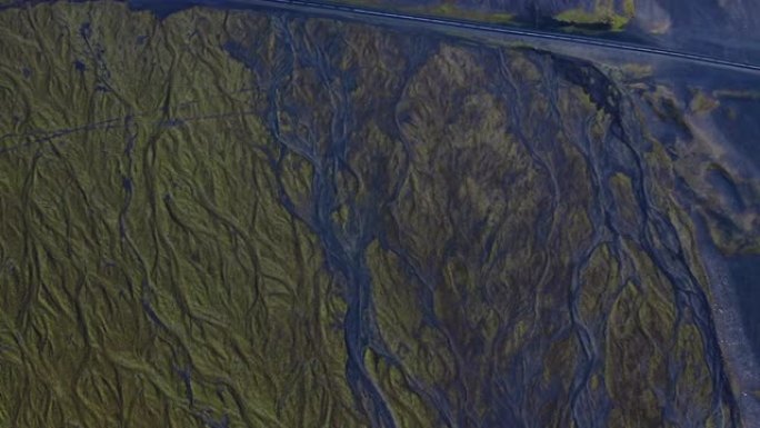 编织河干涸河床的无人驾驶飞机