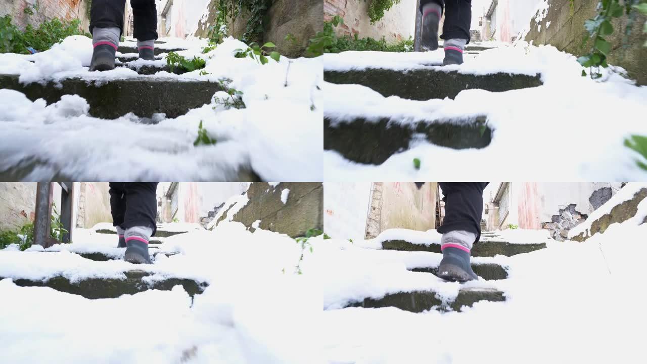 一个女人在下雪楼梯上的冬靴