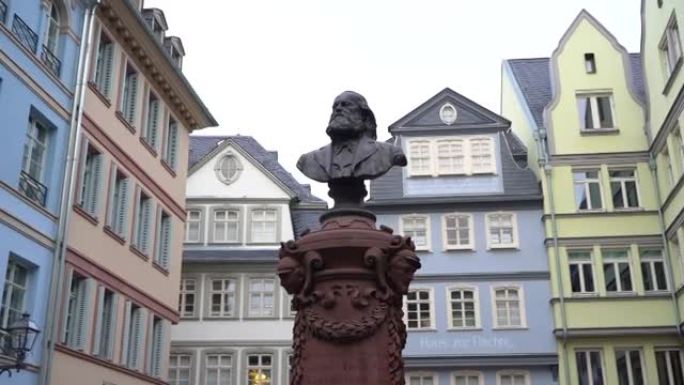 德国法兰克福h ü hnermarkt的旧建筑和雕塑