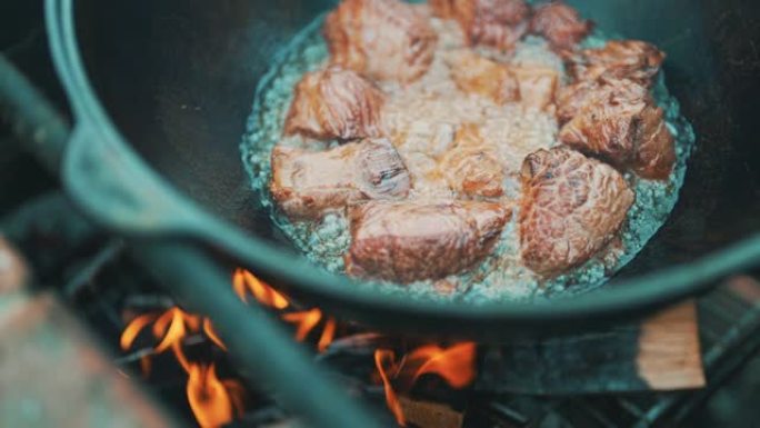 肉是在大锅中火煮的。一步一步地烹饪抓饭。