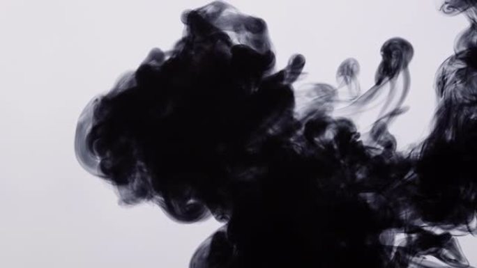 分散的黑色墨水云分散的黑色墨水云