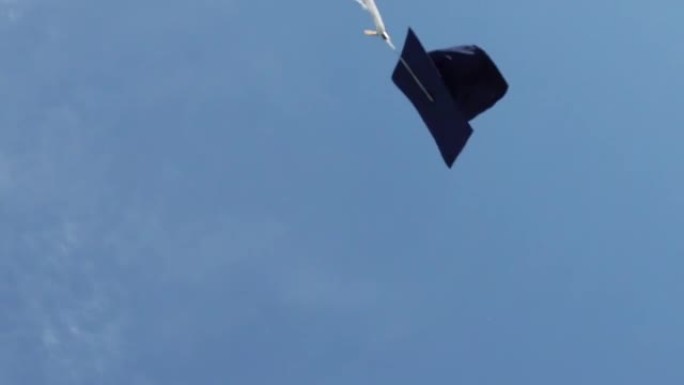一顶毕业帽在空中飞舞。虚拟毕业，社交距离，待在家里的概念。