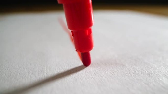 红色毡尖笔在纸上书写或绘画