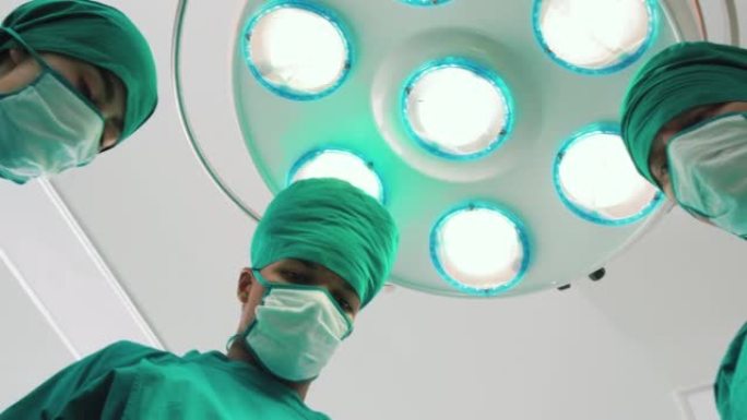 两名专业外科医生打开手术灯的4k录像
