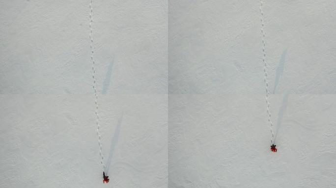 摄像机沿着一个男人在白雪皑皑的沙漠中孤独的脚印移动，并赶上了一个孤独的旅行者。在极冷条件下生存的概念