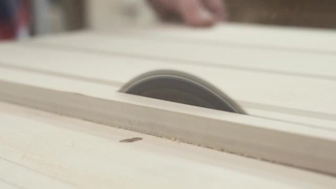 木工车间切割木材的工作圆台锯特写