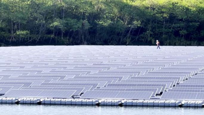河边太阳能电池农场的场景