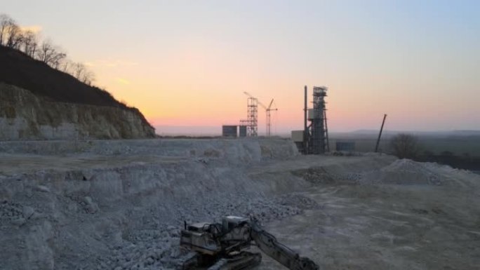 采石场砂石资源挖掘挖掘机设备的建筑砂石材料露天采矿现场