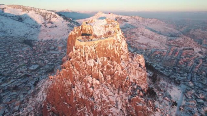 Afyonkarahisar市和雪山要塞的Aerialview