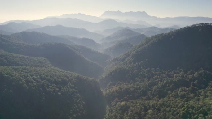 国家公园热带雨林山谷中山层和雾的Doi Luang Chiang Dao鸟瞰图