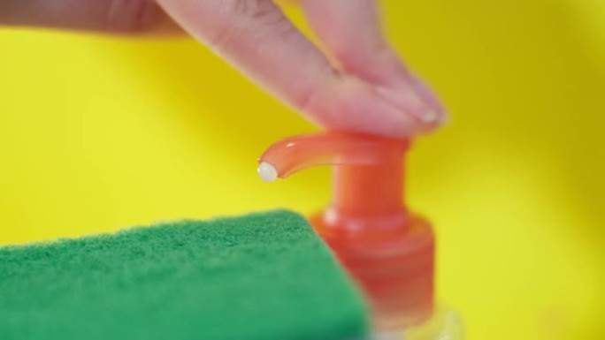 厨房海绵和带有天然洗碗液肥皂的塑料瓶，用于手洗餐具。环保、无毒、绿色清洁产品。洗碗概念