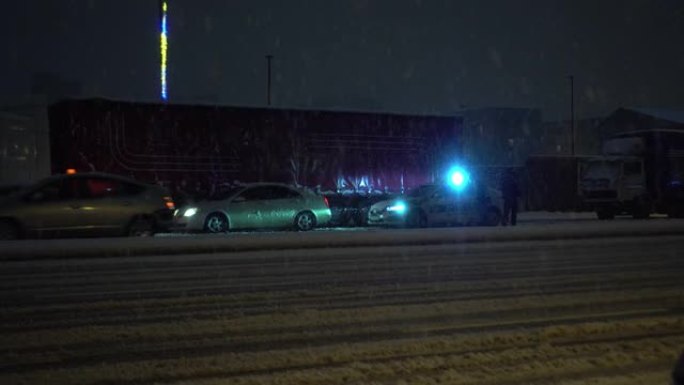 夜间在雪中湿滑的道路上的城市街道上发生车祸。
