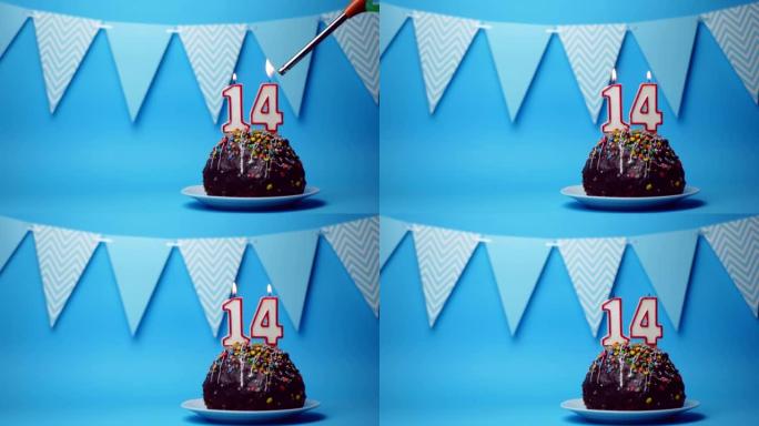 巧克力生日蛋糕，蓝色背景上有14、14号燃烧蜡烛。复制空间。文本的位置