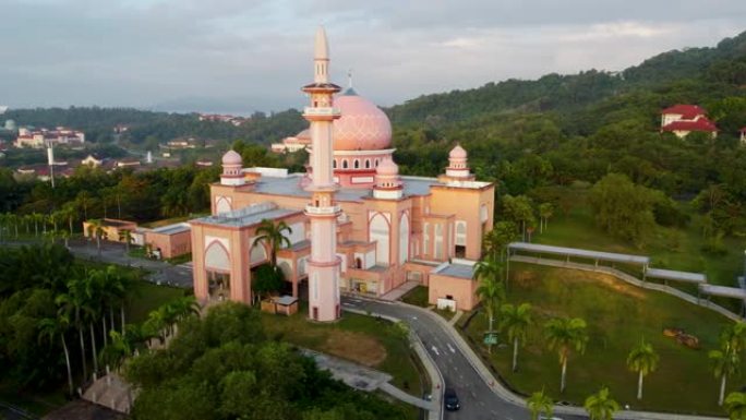 UMS清真寺或也称为粉红清真寺。无人机在轨道运动中飞行的鸟瞰图