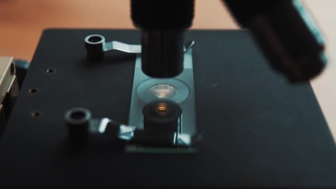 化学实验室的显微镜研究