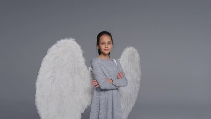 工作室拍摄肖像自信的女孩戴着天使翅膀