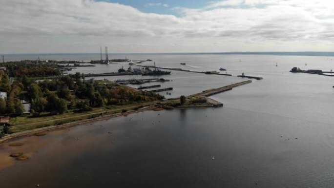 喀琅施塔得岛有军用俄罗斯军港。波罗的海圣彼得堡。