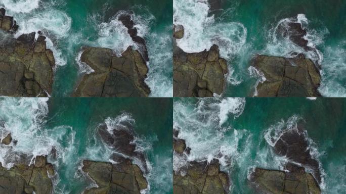 海浪撞击海洋中的岩石。一幅和平的自然画卷。水中岩石的鸟瞰图。海洋和陆地的交汇点。120 fps视频