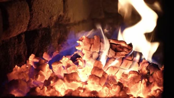 壁炉里烧木头特写。